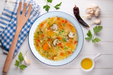 Sebzeli ve mantarlı kısa erişte çorbası. Dekorasyonlu üst görünüm tablosu.