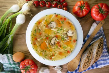 Sebzeli ve mantarlı kısa erişte çorbası. Dekorasyonlu üst görünüm tablosu.