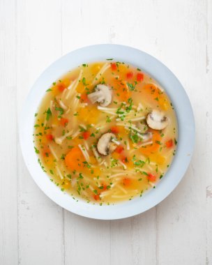 Sebzeli ve mantarlı kısa erişte çorbası. Dekorasyonlu üst görünüm tablosu.