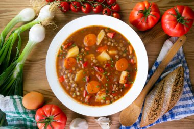 Sebzeli ve patatesli baharatlı mercimek. Dekorasyonlu üst görünüm tablosu.