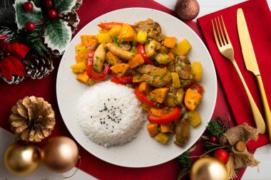 Kızarmış tavuk, tatlı patates ve kırmızı biber. Noel süslemeleri ile en üstteki görünüm masası.