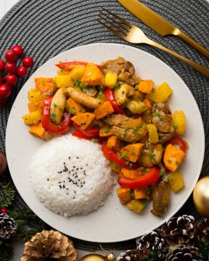 Kızarmış tavuk, tatlı patates ve kırmızı biber. Noel süslemeleri ile en üstteki görünüm masası.