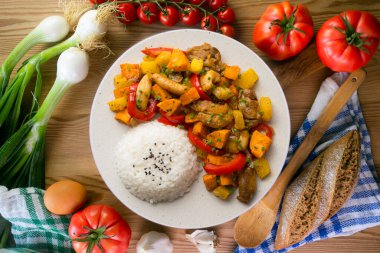 Kızarmış tavuk, tatlı patates ve kırmızı biber. Dekorasyonlu üst görünüm tablosu.