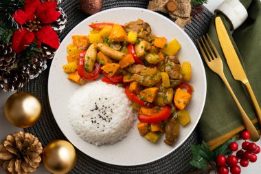 Kızarmış tavuk, tatlı patates ve kırmızı biber. Dekorasyonlu üst görünüm tablosu.