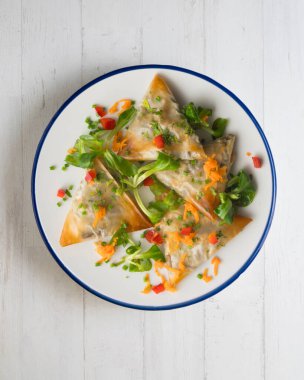 Patlıcan dolu fırınlanmış tuğlalı pasta üçgenleri. Dekorasyonlu üst görünüm tablosu.