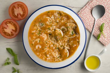 Karides ve midyeli pirinç çorbası. Dekorasyonlu üst görünüm tablosu.