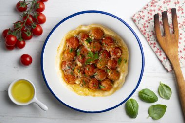 Kirazlı domatesli tarte tatin. Dekorasyonlu üst görünüm tablosu.