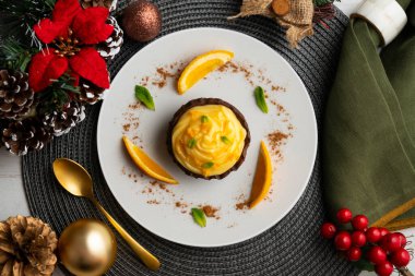 Portakal kremalı çikolatalı turtalar. Noel süslemeli üst manzara masası.