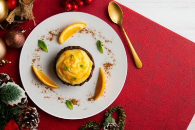 Portakal kremalı çikolatalı turtalar. Noel süslemeli üst manzara masası.