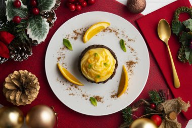 Portakal kremalı çikolatalı turtalar. Noel süslemeli üst manzara masası.