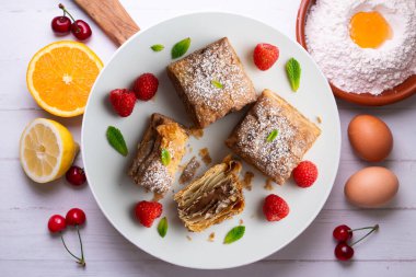 Miguelitolar puf böreğinden yapılan tipik İspanyol hamur işleridir. Dekorasyonlu üst görünüm tablosu.