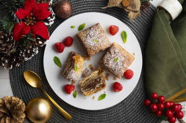 Miguelitolar puf böreğinden yapılan tipik İspanyol hamur işleridir. Noel süslemeli en iyi manzara masası.