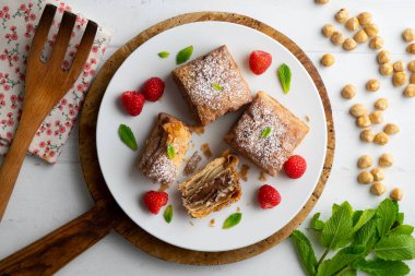 Miguelitolar puf böreğinden yapılan tipik İspanyol hamur işleridir. Dekorasyonlu üst görünüm tablosu.