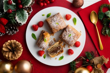 Miguelitolar puf böreğinden yapılan tipik İspanyol hamur işleridir. Noel süslemeli en iyi manzara masası.