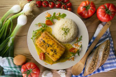 Portakal soslu fırında somon. Dekorasyonlu üst görünüm tablosu.