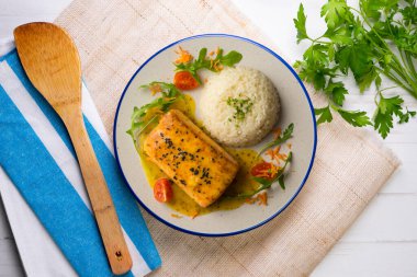 Portakal soslu fırında somon. Dekorasyonlu üst görünüm tablosu.