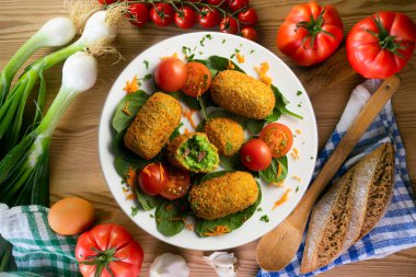 İspanyol kroket tapası, ıspanak beşamel ve İberya jambonu. Dekorasyonlu üst görünüm tablosu.