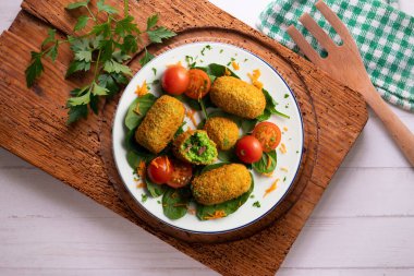 İspanyol kroket tapası, ıspanak beşamel ve İberya jambonu. Dekorasyonlu üst görünüm tablosu.
