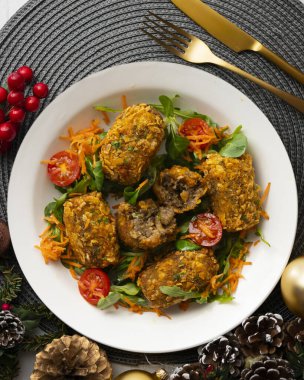 İspanyol tapası vejetaryen patlıcan kroketi. Noel süslemeli üst manzara masası.