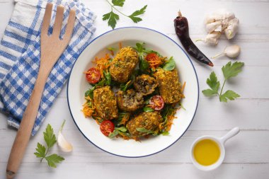 İspanyol tapası vejetaryen patlıcan kroketi. Dekorasyonlu üst görünüm tablosu.