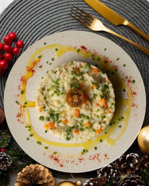 İtalyan tarifinden vejetaryen sebzeli risotto. Noel süslemeli üst manzara masası.