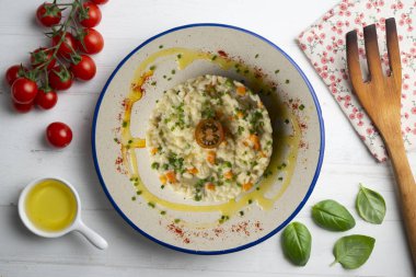 İtalyan tarifinden vejetaryen sebzeli risotto. Dekorasyonlu üst görünüm tablosu.