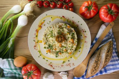 İtalyan tarifinden vejetaryen sebzeli risotto. Dekorasyonlu üst görünüm tablosu.