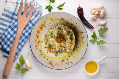 İtalyan tarifinden vejetaryen sebzeli risotto. Dekorasyonlu üst görünüm tablosu.