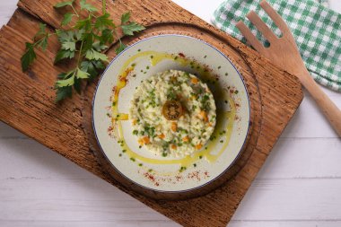 İtalyan tarifinden vejetaryen sebzeli risotto. Dekorasyonlu üst görünüm tablosu.