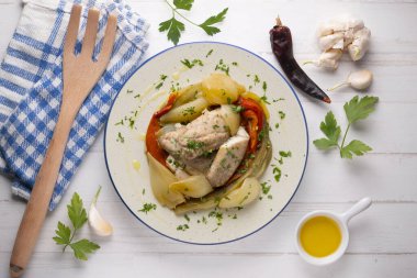 Escalivada sebzeli fırında uskumru, biber, soğan ve patlıcan. Dekorasyonlu üst görünüm tablosu.