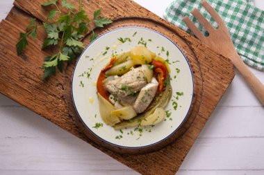 Escalivada sebzeli fırında uskumru, biber, soğan ve patlıcan. Dekorasyonlu üst görünüm tablosu.