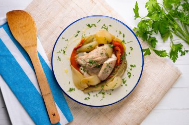 Escalivada sebzeli fırında uskumru, biber, soğan ve patlıcan. Dekorasyonlu üst görünüm tablosu.