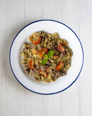 Et ve sebzeli kuskus. Dekorasyonlu üst görünüm tablosu.