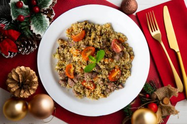Et ve sebzeli kuskus. Noel süslemeli üst manzara masası.