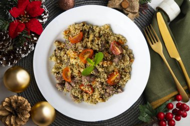 Et ve sebzeli kuskus. Noel süslemeli üst manzara masası.