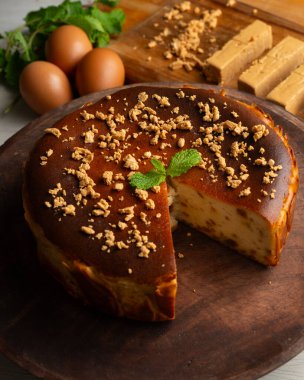 Mascarpone ve bademli fındıklı cheesecake. Geleneksel İspanyol Noel tarifi.