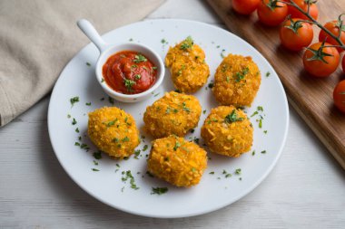 Domates soslu ev yapımı tavuk nuggetları..