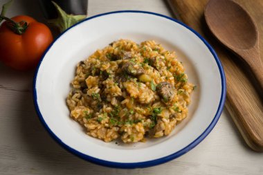 İber domuzu yanaklı pilav. İberik domuz etli geleneksel İspanyol tapası..