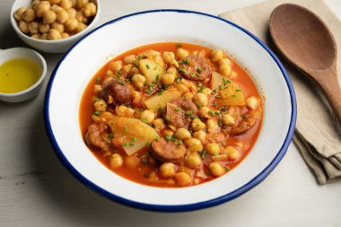 Sebzeli ve sucuklu nohut yahnisi. Geleneksel İspanyol tapa tarifi.