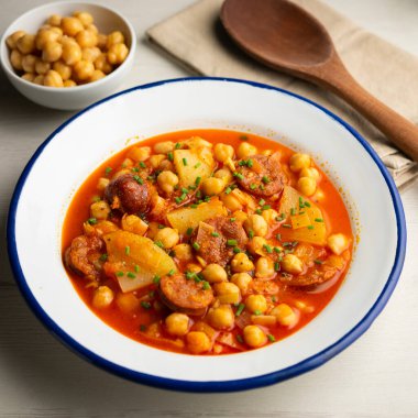 Sebzeli ve sucuklu nohut yahnisi. Geleneksel İspanyol tapa tarifi.