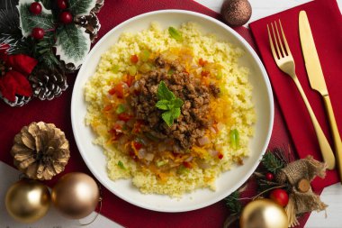 Sebzeli kuskus salatası ve kıyma. Noel süslemeli en iyi manzara masası.