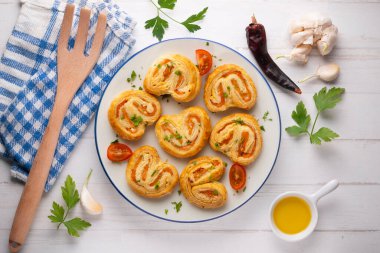 Somon ve peynirle dolu puf böreği. Dekorasyonlu üst görünüm tablosu.