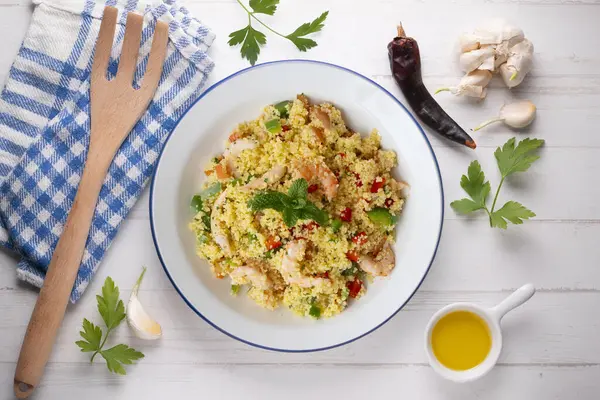 Sebzeli ve karidesli kuskus salatası. Dekorasyonlu üst görünüm tablosu.