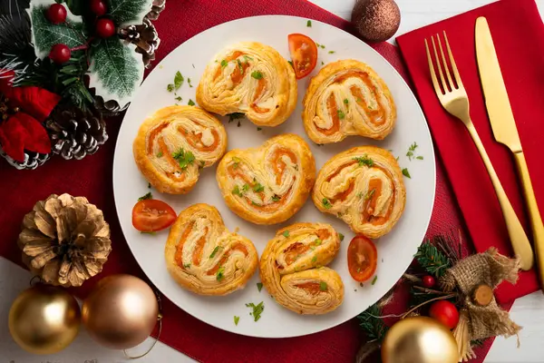 Somon ve peynirle dolu puf böreği. Noel süslemeli üst manzara masası.
