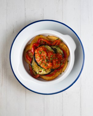 Mallorquin Tumbet. Domates soslu kızarmış sebze. Dekorasyonlu üst görünüm tablosu.