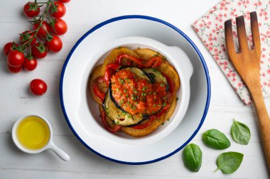 Mallorquin Tumbet. Domates soslu kızarmış sebze. Dekorasyonlu üst görünüm tablosu.