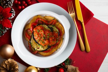 Mallorquin Tumbet. Domates soslu kızarmış sebze. Noel süslemeli üst manzara masası.
