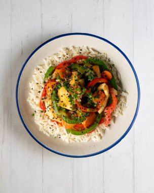 Biberli ve pirinçli tavuk şeritleri. Dekorasyonlu üst görünüm tablosu.