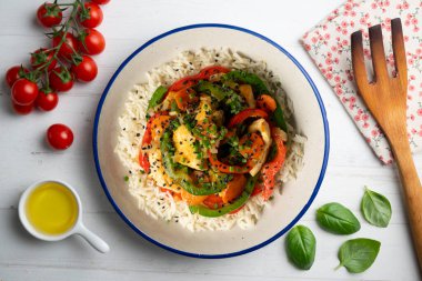 Biberli ve pirinçli tavuk şeritleri. Dekorasyonlu üst görünüm tablosu.