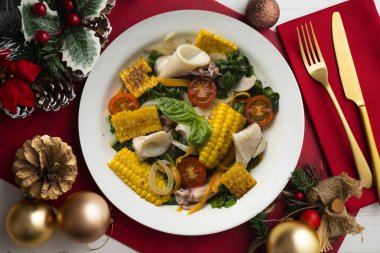 Mürekkep balıklı Akdeniz mısır salatası. Noel süslemeleri ile en üstteki görünüm masası.